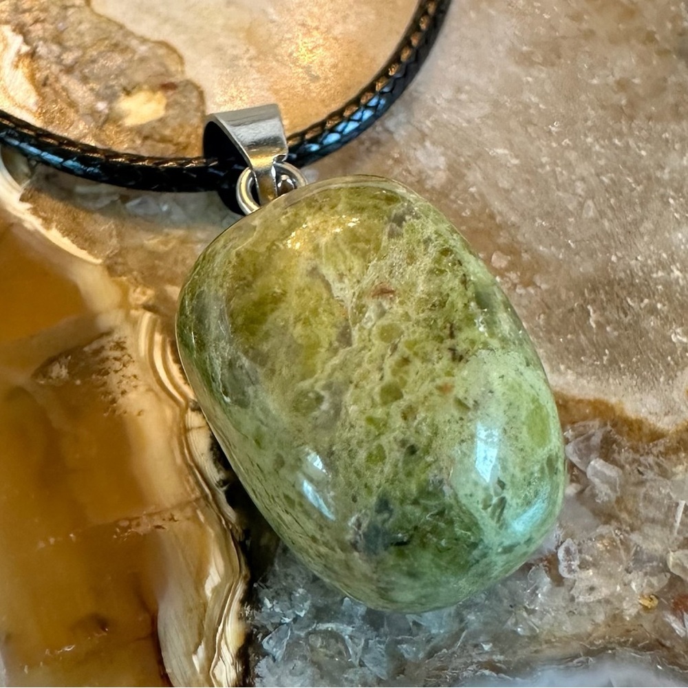 3142 Natural Green Polished Stone Pendant Necklace